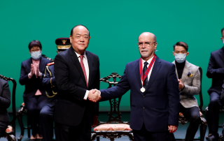 (Right) Rui Martins receives the Medal of Merit – Education