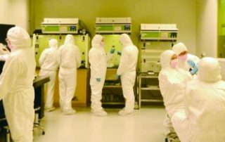 研究团队在澳门大学微电子研究院研发洁净室内制备微流控芯片